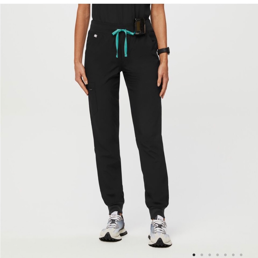 FIGS NWT *disc shipping* ZAMORA Free-x lined jogger scrub pants